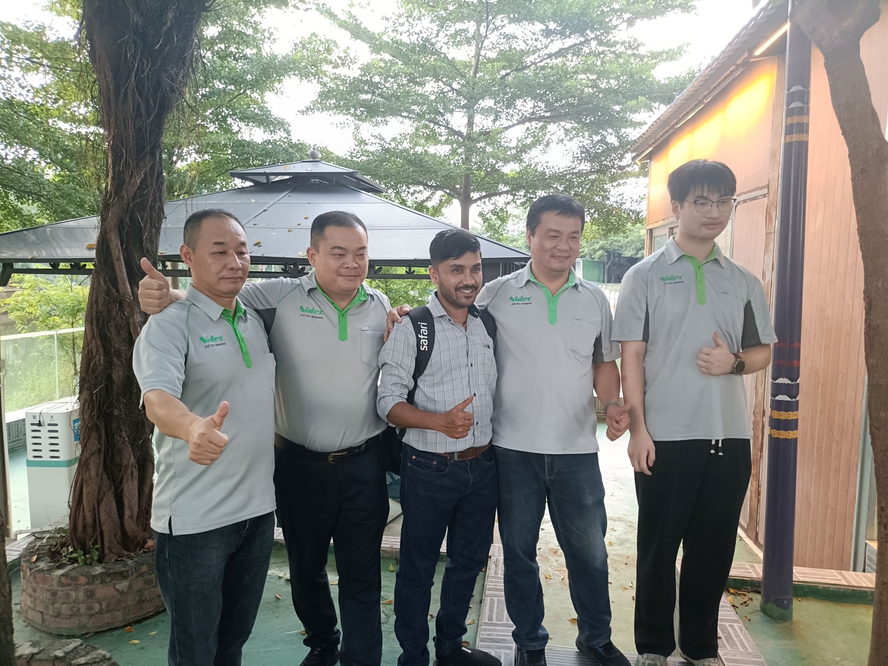 Atividade de qualidade entre a máquina de tração do elevador Nidec China e a Índia